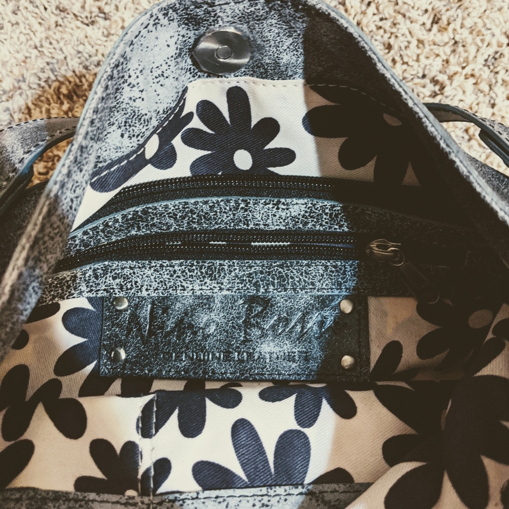 Nino Bossi Adrianna Hobo